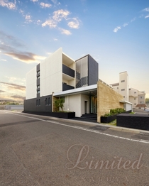 フォトレス八前